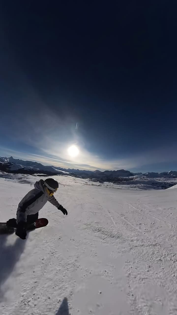 Snowboarder descendo montanha